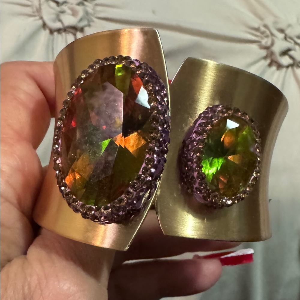 Chic Gold Bracelet with Multicolor Gemstones